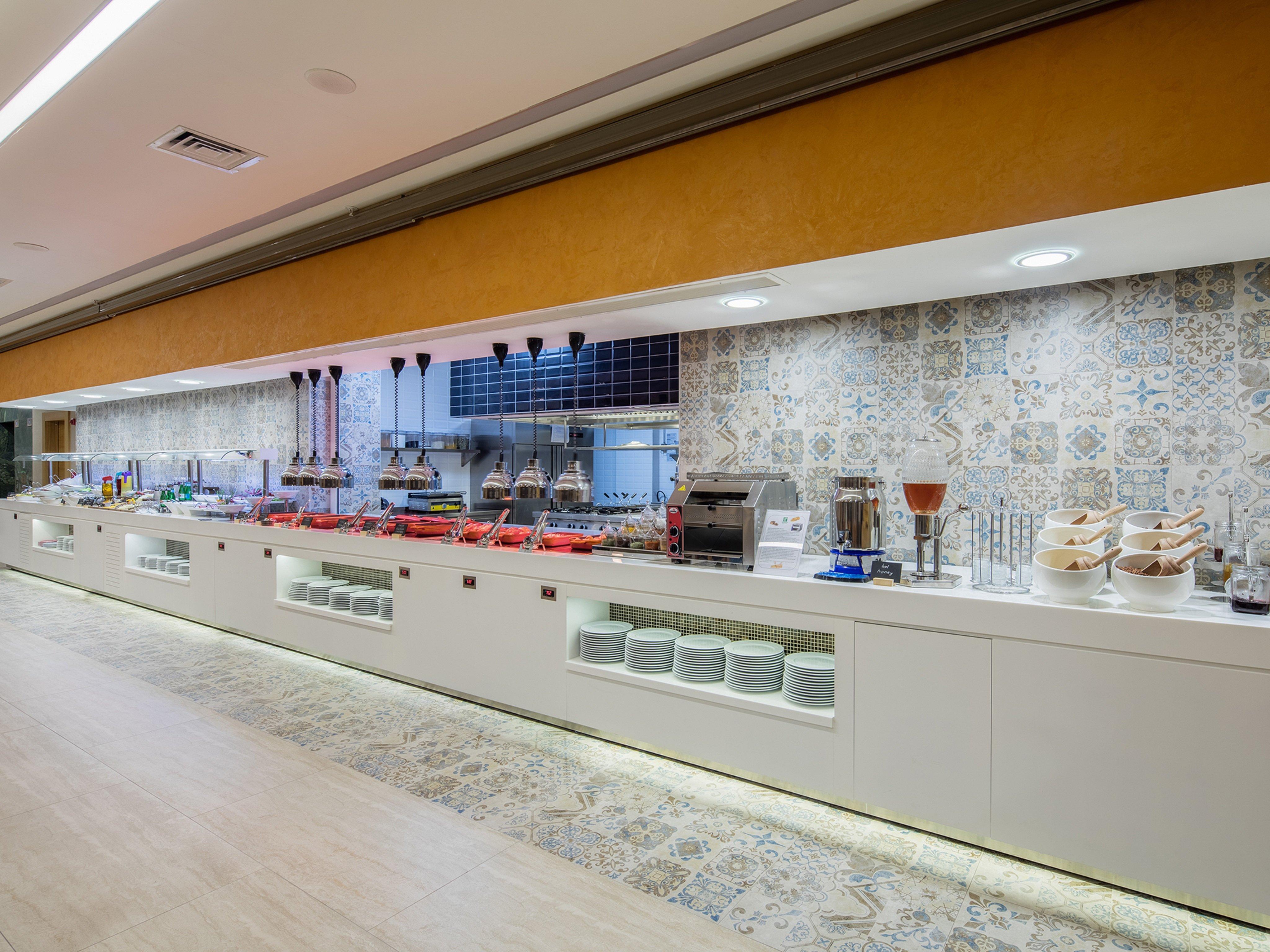 Holiday Inn Antalya - Lara By Ihg Eksteriør billede The buffet at the lounge