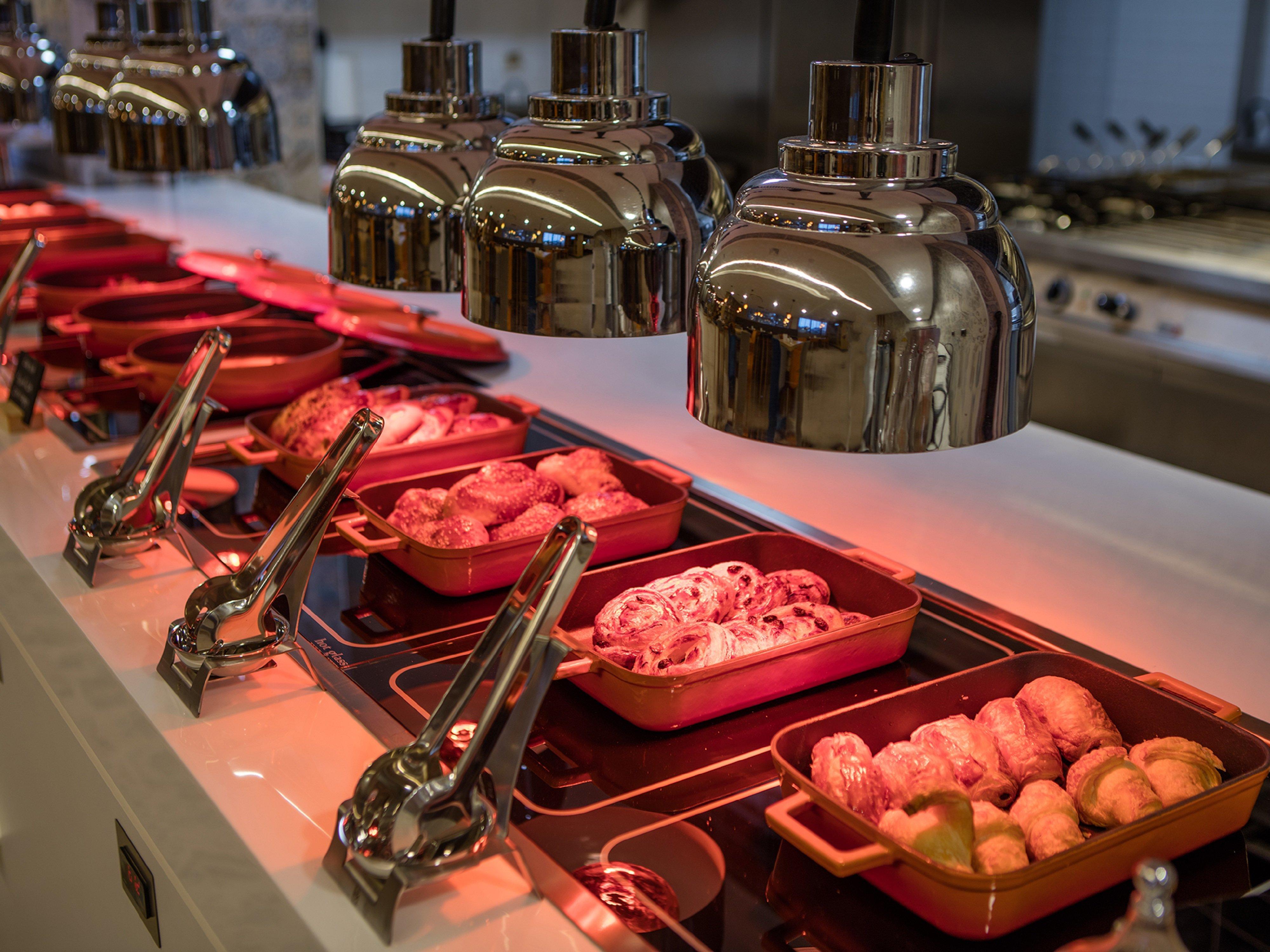 Holiday Inn Antalya - Lara By Ihg Eksteriør billede A chafing dish